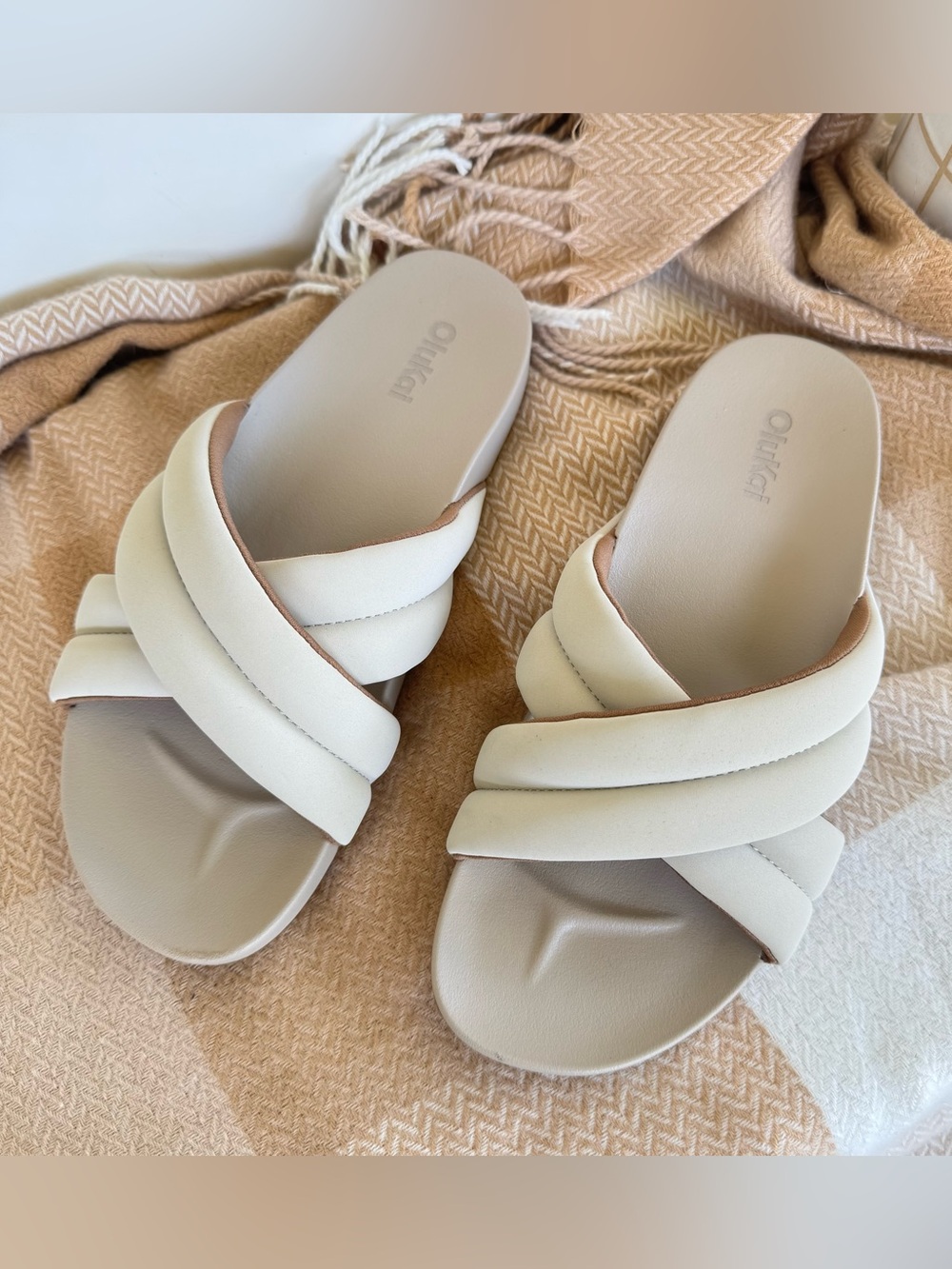 OluKai Hila Puffy Slide Sandals Cloudy Women’s Size 6 M beach comfort strappy